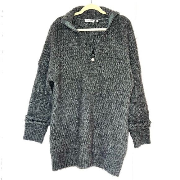 𝐎𝐩𝐞𝐧𝐢𝐧𝐠 𝐂𝐞𝐫𝐞𝐦𝐨𝐧𝐲 Oversized Sweater Dress Size Small - Picture 3 of 9